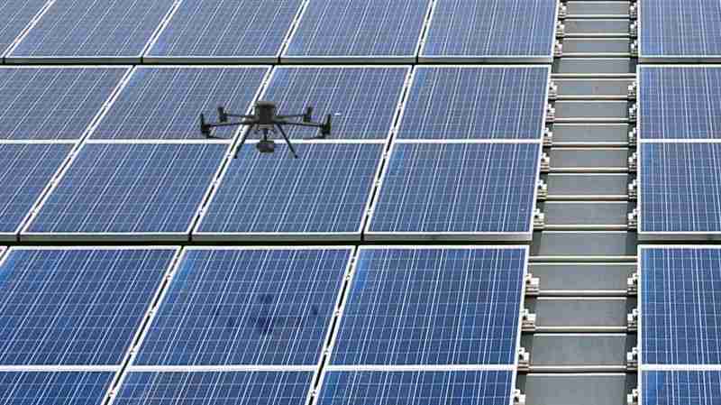 尊龙集团以无人机搭配IR Sensor热显像技术进行全方面模块健检，，有效降低人力成本并提升发电量