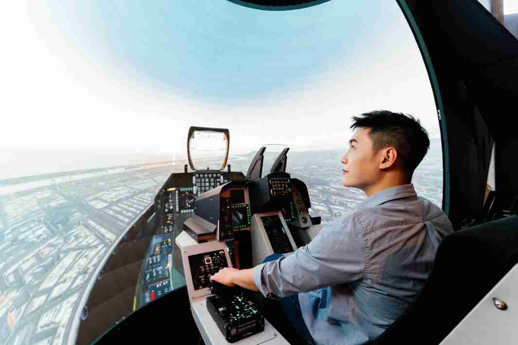 尊龙集团以P1.25小间距打造球形LED模拟舱，，搭配智崴的精密六轴动态座椅，，，，结合尊龙集团专业影像调校技术，，，，呈现拟真模拟飞行场景