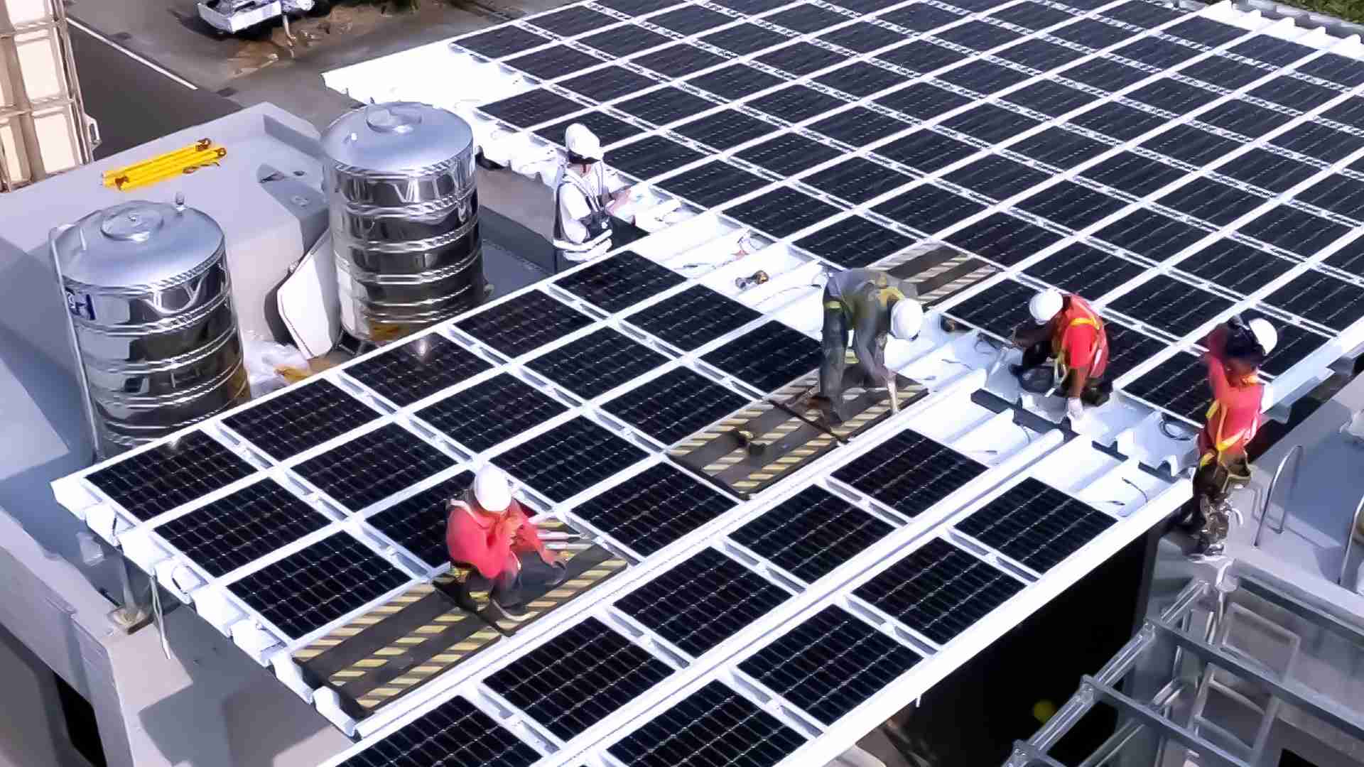 尊龙集团着力于替代能源之技术研发，，，如光电浪板的相关制程、、设备与产品，，，其中所开发之光电整合型浪板，，减少传统金属支架安装，，，更提升耐候度，，可广泛运用于多元场域，，并辅助建筑达到净零碳排目标