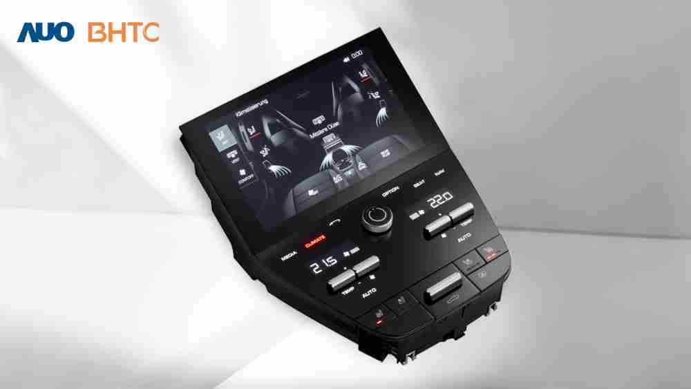 作為友達新生力軍，，BHTC所展示的中央與後座鞍部的Display HMI產品，，，可處理多區恆溫控制、、、、顯示畫面，，，，呈現仿真3D車室分區；以力傳感技術精準傳遞觸感，，，並結合音量及震動反饋，，，防止意外啟動，，，提供使用者自然流暢、、、、直觀且輕鬆駕馭的舒適介面