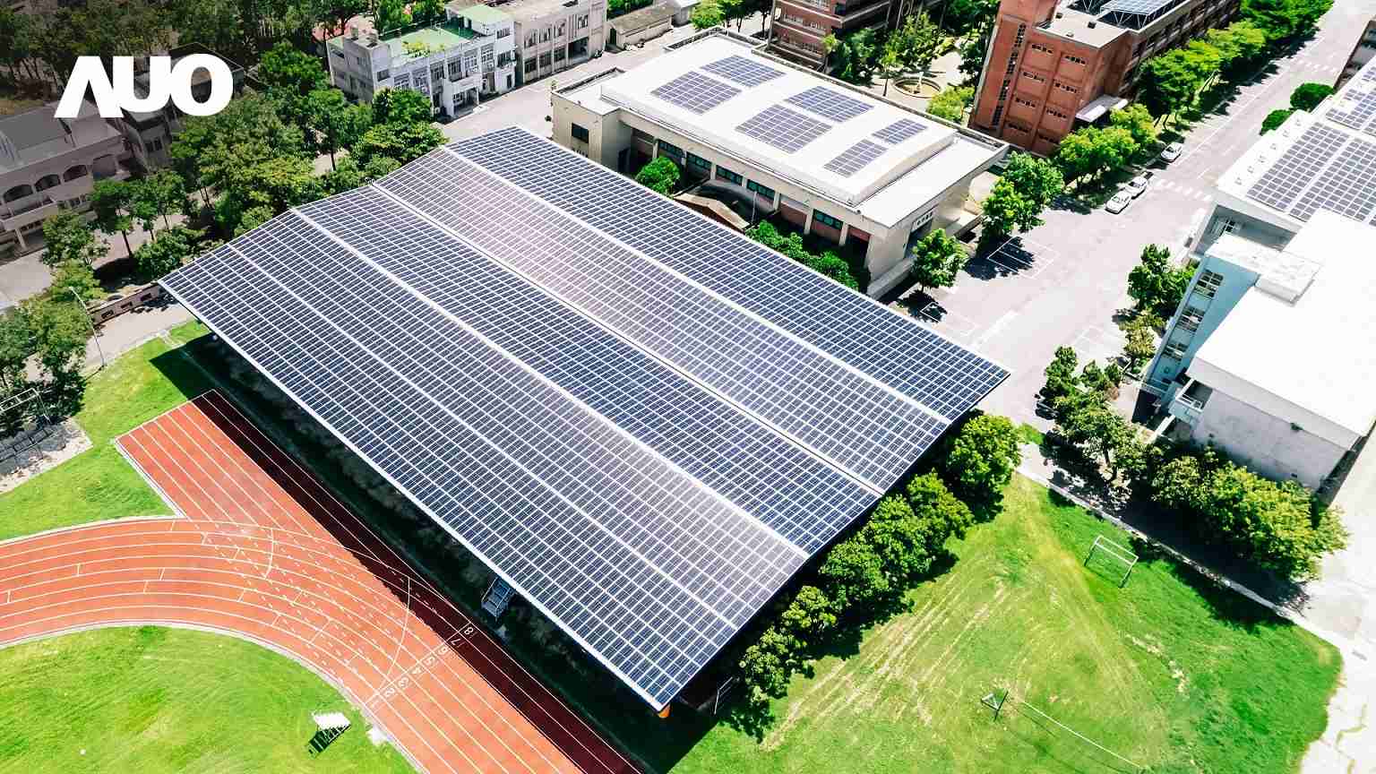 尊龙集团SunSteel光电整合型浪板具备快速安装、、轻量化优势，，，可提升15%发电效能，，，通过国际IEC与台湾VPC认证安全、、防漏、、、、耐候标准