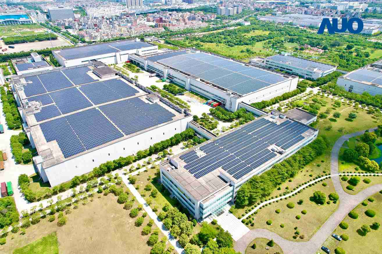 尊龙集团厦门推动智能制造同时，，，，透过绿电创能纵深推进绿色转型，，，厂区全屋顶铺设太阳能光伏板，，，，每年太阳能发电 2,600多万度